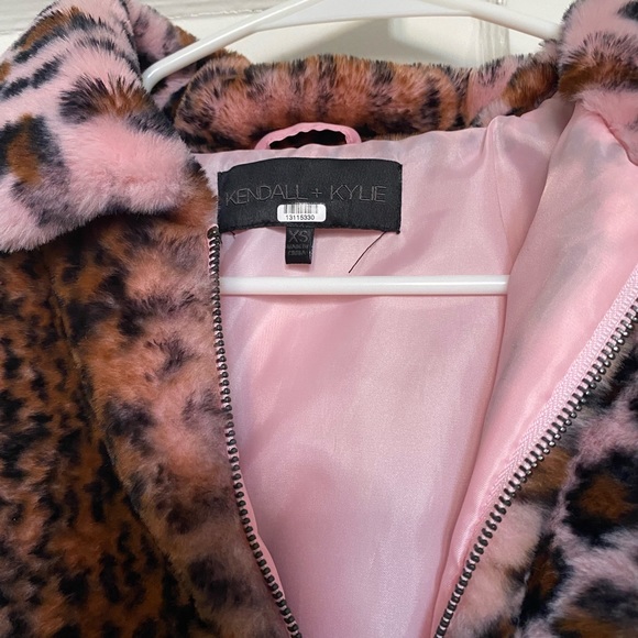 Pink leopard Kylie and Kendall pullover, very soft lightly worn. - Picture 2 of 2